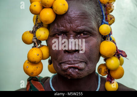 Un Portrait d'une femme âgée de la tribu Mursi, Morsi Village, vallée de l'Omo, Ethiopie Banque D'Images