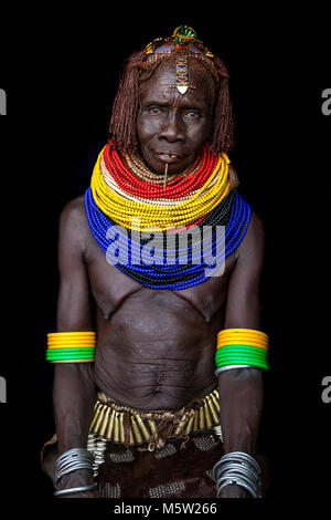 Le portrait d'une femme de la tribu Nyangatom, vallée de l'Omo, Ethiopie Banque D'Images