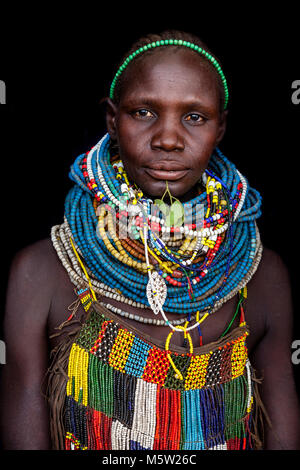 Le portrait d'une femme de la tribu Nyangatom, vallée de l'Omo, Ethiopie Banque D'Images