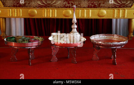 Décorations avec canapé tissu étape sur tapis rouge Banque D'Images