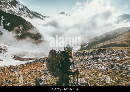 Femme de la randonnée dans les montagnes brumeuses de vie sain de voyage adventure concept active summer vacations sport de plein air fille avec sac à dos et casque Banque D'Images