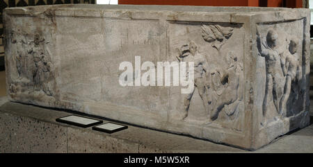 Sarcophage romain de l'ancien combattant Vitalis, avec des scènes de la mythologie grecque sur Hercule et Thésée. 2ème ANNONCE de siècle. Trouvés à Cologne, Allemagne. Musée romain-germanique. Cologne. L'Allemagne. Banque D'Images