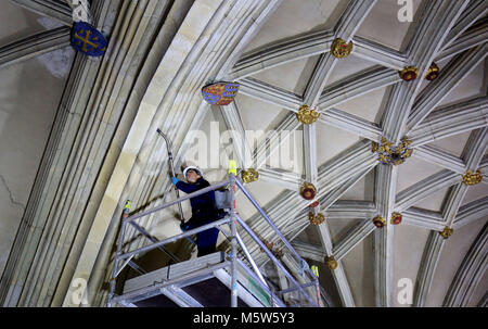 Membre de la Canterbury Archaeological Trust utilise un aspirateur sac à dos dans une opération de nettoyage pour enlever rares des décennies d'accumulation de poussière et de salissures sur le toit de la nef de la Cathédrale de Canterbury, Kent. Banque D'Images