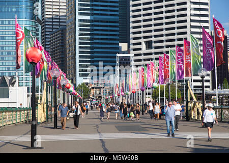 Personnes marchant sur Pyrmont Bridge, Darling Harbour, Sydney, New South Wales, Australia Banque D'Images