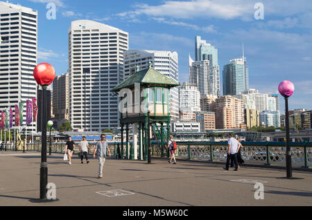 Personnes marchant sur Pyrmont Bridge, Darling Harbour, Sydney, New South Wales, Australia Banque D'Images