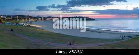 La plage de Bondi à l'aube, Sydney, New South Wales, Australia Banque D'Images