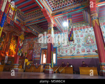 Upper Pisang, Népal, 10 septembre 2015 : Des Moines dans leur cérémonie, de murs colorés du Temple bouddhiste Banque D'Images