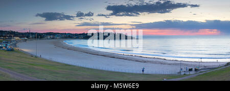 La plage de Bondi à l'aube, Sydney, New South Wales, Australia Banque D'Images