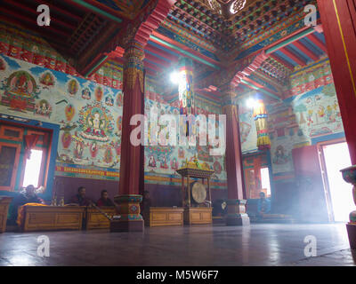 Upper Pisang, Népal, 10 septembre 2015 : la tranquillité dans le Temple, les moines dans leur cérémonie, de murs colorés du Temple bouddhiste Banque D'Images