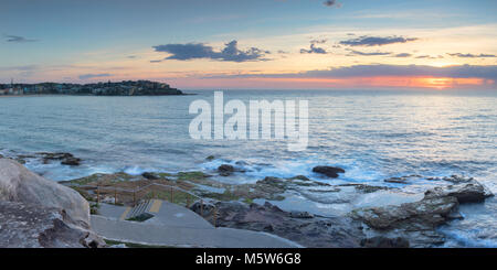 La plage de Bondi à l'aube, Sydney, New South Wales, Australia Banque D'Images