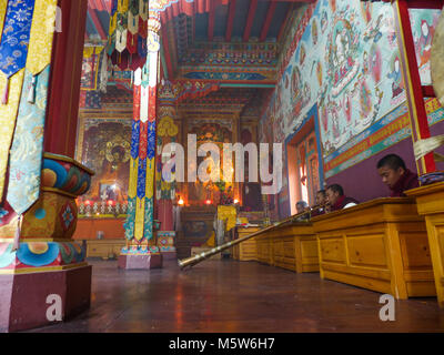 Upper Pisang, Népal, 10 septembre 2015 : la tranquillité dans le Temple, les moines dans leur cérémonie, de murs colorés du Temple bouddhiste Banque D'Images