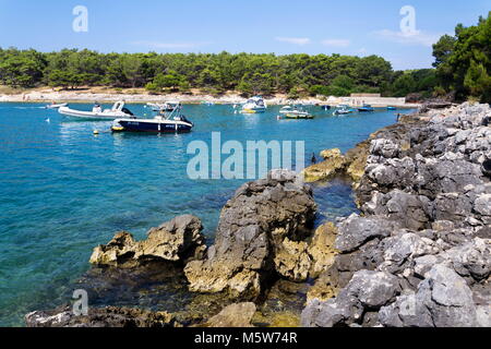 PREMANTURA, Croatie - 28 juillet : bateaux sur la péninsule Kamenjak par la mer Adriatique, le 28 juillet 2016 à Premantura, Croatie. Banque D'Images