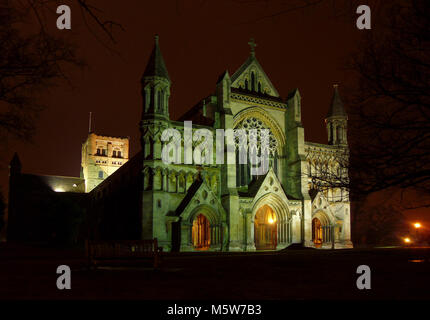 Vue de nuit illuminés : St Albans Cathedral et église abbatiale, Hertfordshire, Angleterre Banque D'Images