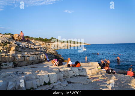 PREMANTURA, Croatie - 26 juillet : bateau avec piscine Personnes sur la péninsule Kamenjak par la mer Adriatique, le 26 juillet 2016 à Premantura, Croatie. Banque D'Images