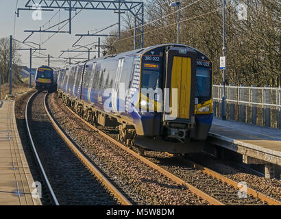 Scotrail Class 380 UEM fournissant un service provisoire sur la principale ligne de chemin de fer d'Edimbourg Glasgow à ici à Croy station dans North Lanarkshire Scotland UK Banque D'Images