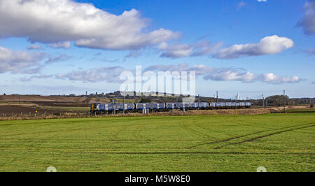 Scotrail Class 380 UEM fournissant un service provisoire sur la principale ligne de chemin de fer d'Édimbourg à Glasgow ici juste à l'est de Linlithgow en Ecosse UK Banque D'Images