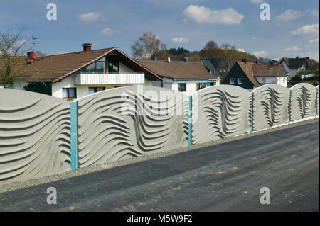 Un écran antibruit à Lüdenscheid, Nordrhein-Westfalen, Germany, Europe Banque D'Images