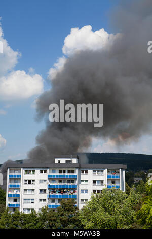 Feu derrière un bâtiment résidentiel, Lüdenscheid, Nordrhein-Westfalen, Germany, Europe Banque D'Images