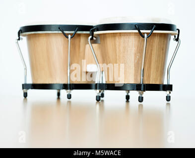 Paire de bongos sur surface réfléchissante en studio Banque D'Images