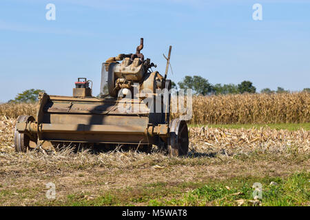 Amish Farm matériel ancien assis sur le terrain sur une journée ensoleillée d'automne 3 Banque D'Images