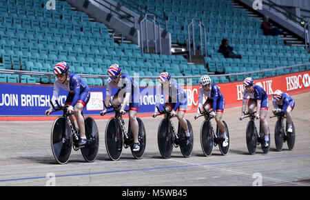 Laura Kenny (à gauche) avec ses coéquipiers du GO Cyclisme femmes équipe endurance pendant une session de formation au Centre National de cyclisme de la HSBC, Manchester. Banque D'Images