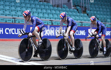 Laura Kenny (à gauche) avec ses coéquipiers du GO Cyclisme femmes équipe endurance pendant une session de formation au Centre National de cyclisme de la HSBC, Manchester. Banque D'Images