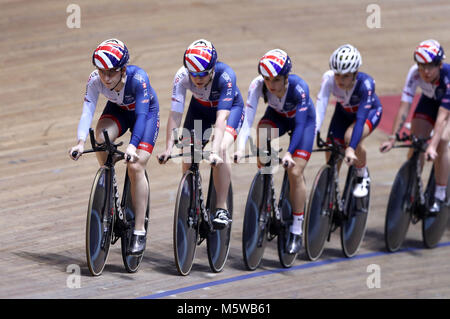 Laura Kenny (à gauche) avec ses coéquipiers du GO Cyclisme femmes équipe endurance pendant une session de formation au Centre National de cyclisme de la HSBC, Manchester. Banque D'Images