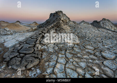 Les volcans de boue active dans le désert de Gobustan, Azerbaïdjan Banque D'Images
