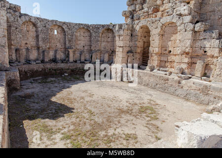 Grande baignoire dans les ruines de la ville antique de Pergé en Turquie Antalya. Banque D'Images