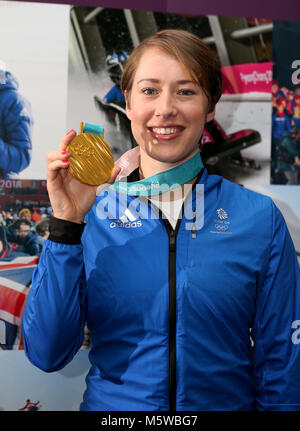 Lizzy Yarnold avec sa médaille d'après GO Équipe arrivent à l'aéroport d'Heathrow après la PyeongChang 2018 Jeux Olympiques d'hiver. Banque D'Images