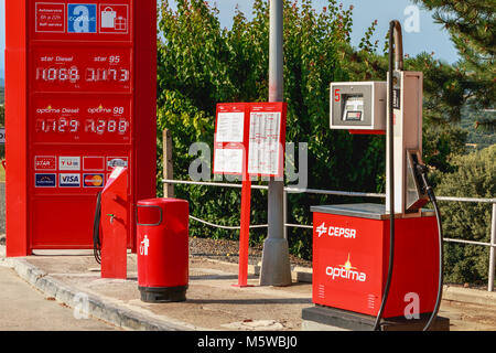 Huesca, Espagne - 21 juin 2017 : détail d'une station d'essence CEPSA sur une petite route de campagne avec ses panneaux de prix ou les pompes à carburant à la fin de la journée Banque D'Images