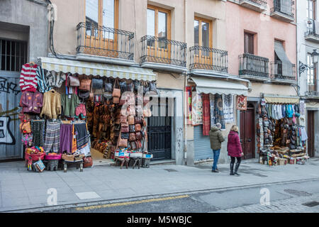 Rue typique Cuesta de Gomenez près de l'Alhambra, centre historique de Grenade, Espagne. Banque D'Images