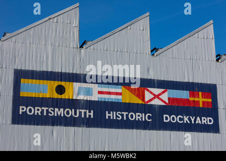 Boathouse numéro 4 / Boat House quatre à Portsmouth Historic Dockyard, peint avec le logo de l'arsenal sur elle. Chantier naval historique Portsmouths. UK. (95) Banque D'Images