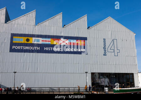 Boathouse numéro 4 / Boat House quatre à Portsmouth Historic Dockyard, peint avec le logo de l'arsenal sur elle. Chantier naval historique Portsmouths. UK. (95) Banque D'Images