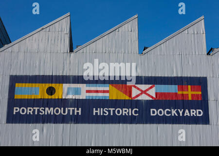 Boathouse numéro 4 / Boat House quatre à Portsmouth Historic Dockyard, peint avec le logo de l'arsenal sur elle. Chantier naval historique Portsmouths. UK. (95) Banque D'Images