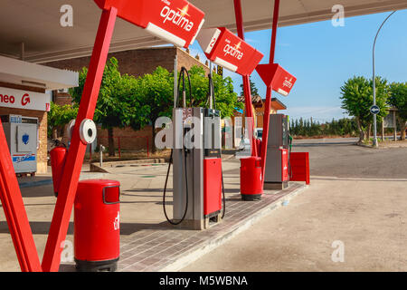 Huesca, Espagne - 21 juin 2017 : détail d'une station d'essence CEPSA sur une petite route de campagne avec ses panneaux de prix ou les pompes à carburant à la fin de la journée Banque D'Images