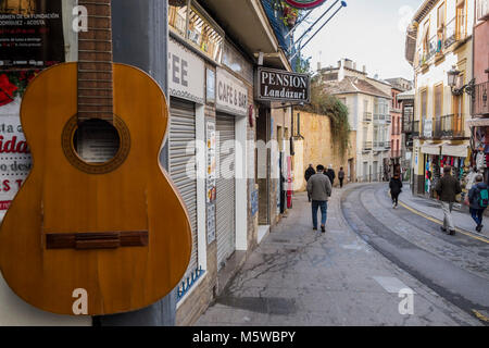 Rue typique Cuesta de Gomenez près de l'Alhambra, centre historique de Grenade, Espagne. Banque D'Images