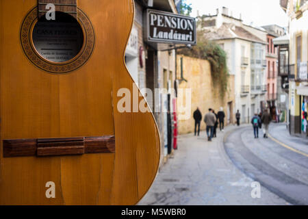 Rue typique Cuesta de Gomenez près de l'Alhambra, centre historique de Grenade, Espagne. Banque D'Images