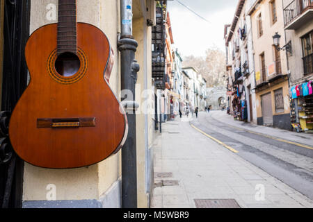 Rue typique Cuesta de Gomenez près de l'Alhambra, centre historique de Grenade, Espagne. Banque D'Images