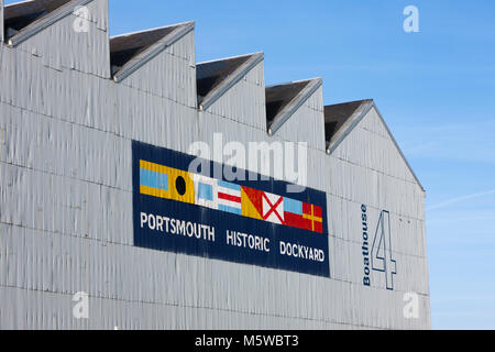 Boathouse numéro 4 / Boat House quatre à Portsmouth Historic Dockyard, peint avec le logo de l'arsenal sur elle. Chantier naval historique Portsmouths. UK. (95) Banque D'Images