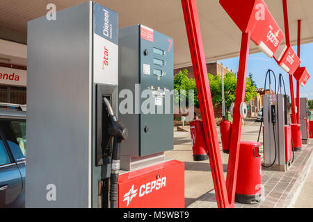 Huesca, Espagne - 21 juin 2017 : détail d'une station d'essence CEPSA sur une petite route de campagne avec ses panneaux de prix ou les pompes à carburant à la fin de la journée Banque D'Images