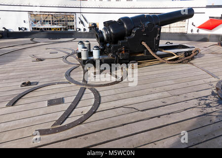 Armstrong 110 livres, des armes à feu se chargeant par le canon rayé sur le pont supérieur, le HMS Warrior, orienté vers l'avant sur le gaillard (fo'csle). Portsmouth Historic Dockyard UK Banque D'Images