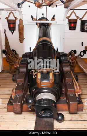 Armstrong 110 livres, des armes à feu se chargeant par le canon rayé sur le HMS Warrior gun deck, avec chariot en bois. Portsmouth Historic Dockyard / Chantier Naval historique. UK Banque D'Images