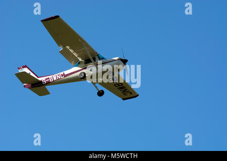 Cessna 152, à l'atterrissage à l'Aérodrome de Wellesbourne, Warwickshire, Angleterre, Royaume-Uni (G-BWNC) Banque D'Images