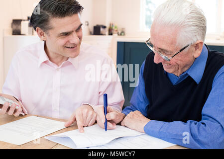 Homme aidant les voisin avec la paperasse Banque D'Images