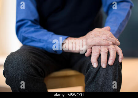 Close Up of Senior Man souffrant avec Diesease Parkinsons Banque D'Images