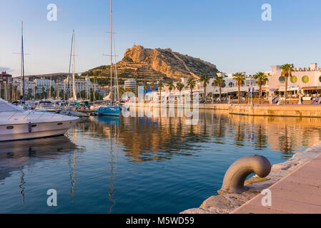 La marina de Alicante avec le château de Santa Barbara, au-delà de l'Espagne. Banque D'Images