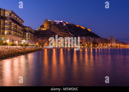 Le château de Santa Barbara dans la ville d'Alicante de nuit en Espagne. Banque D'Images