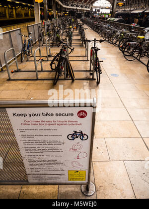 Espace de stockage pour vélos, Paddington Station, Londres, Angleterre, Royaume-Uni, GO. Banque D'Images