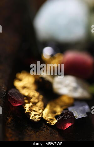 Le grenat almandin rouge profond, pépites d'or, pierre de lune, un rubis rose et un cristal de Topaze, l'ensemble de la Finlande Banque D'Images